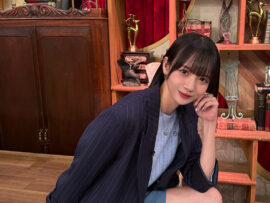 岡田紗佳さん、美脚際立つ衣装で「呼び出し先生タナカ」出演！