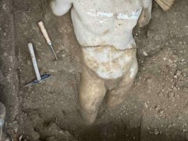 アテネ工事現場で古代ローマ時代のヘルメス像を発見！ 神々の使者が現代に蘇る