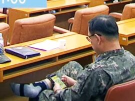 戒厳令審議中にスマホゲームに興じる空軍将軍、国会で物議