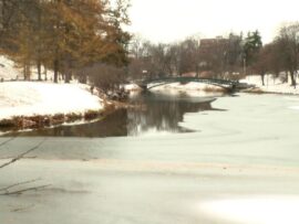 ニューヨーク州の湖で悲劇、氷上の事故で中学生が死亡、もう1人は重体