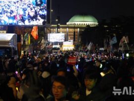 「若者に申し訳ない」「年長者がいて心強い」…韓国「弾劾」ろうそく集会、全世代が一つになった