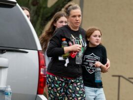 マディソン市学校銃乱射事件：生徒と教師2名死亡、銃規制強化への声高まる