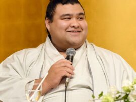 夫は田子ノ浦部屋力士…演歌歌手妻の白ワンピ姿に「間違いなく街歩いてるとナンパされます」「一瞬誰？？ってなっちゃいました」