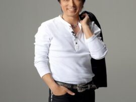63歳ダンディー俳優、17歳年下の容姿端麗な妻の顔公開…〝寄り添いショット〟にファン歓喜「素敵なご夫婦」「結婚13周年おめでとう」