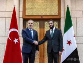 シリア新政権、国内の全武器を国家管理下に　旧反体制派指導者が表明、トルコ外相と会談