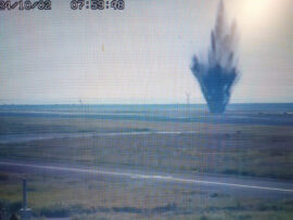 宮崎空港の不発弾爆発：79年の時を経て、なぜ今？ 時限式爆弾の謎に迫る