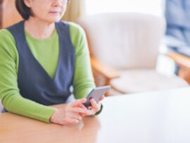 陰謀論に奪われた母：息子が語る苦悩と葛藤、そして希望