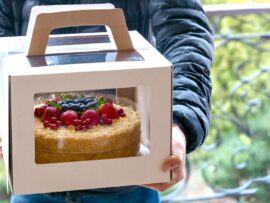 クリスマスケーキ崩壊の悲劇：なぜ繰り返される？配送業界の苦悩と対策