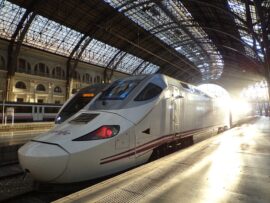 フランス高速鉄道、機関士の投身自殺で緊急停止　クリスマスイブの悲劇、400人の乗客に衝撃