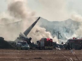 韓国務安国際空港で旅客機炎上、多数の死傷者