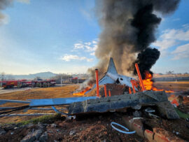 韓国務安国際空港で旅客機胴体着陸、炎上事故の真相に迫る