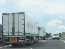 トラックドライバー不足解消の鍵は？待遇改善と柔軟な働き方が未来を切り開く！