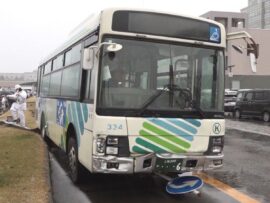病院ロータリーで路線バス暴走、13台巻き添え！原因は？