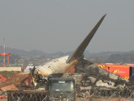 韓国務安空港で旅客機胴体着陸・炎上、179人死亡の悲劇