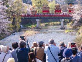 朝市のおかあさんも英語で…大都市パワーに頼らず45万人を呼び込む「飛騨高山」　外国人が「また来たい！」と痛感する納得の理由　#令和に働く