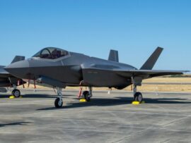F-35ステルス戦闘機、幻想的な「ベイパーコーン」現象を捉えた一枚が話題に！