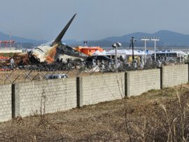 務安国際空港事故：専門家から空港構造に疑問の声、滑走路外壁の存在が被害拡大か