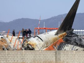 韓国旅客機墜落事故：奇跡の生存劇、最後尾に座っていたCA2名が生還