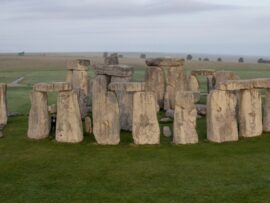 謎多き古代遺跡ストーンヘンジ：最新の研究で明かされる驚きの事実