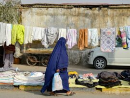 アフガニスタン：女性のプライバシー侵害懸念、住宅の窓規制強化で波紋