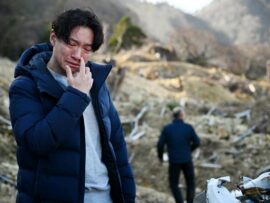 能登半島地震から一年：遺族、変わり果てた妻の実家跡に立つ