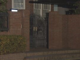 春日井市住宅侵入事件：黒ずくめの二人組、男性を襲撃