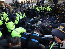 韓国大統領官邸前での抗議活動、強制解散へ：ユーチューバーや保守団体メンバーが道路占拠