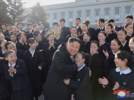 金正恩氏、日本の朝鮮学校児童らと面会　新年の祝賀公演で訪朝