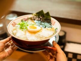 初詣後のラーメン、妻が「2人で1杯でいい」と言い出したら？大人の対応で円満解決！