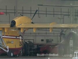 山火事消火中のスーパースクーパー、ドローンと衝突！飛行に支障も
