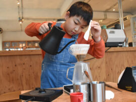 8歳バリスタ、大学生の大会で優勝！コーヒーへの情熱と未来への夢