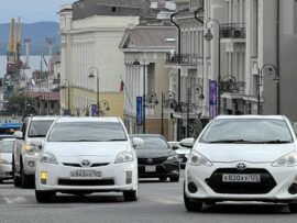「日本車に乗りたい。制裁廃止を」　ロシア、輸入が急回復も価格高騰