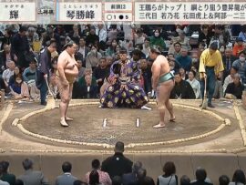 えぇ！ 行司の肩越しに“超大物”音楽プロデューサー「そんな奇跡が」「凄く目立ってる」大相撲中継でネット騒然の異常事態