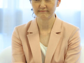 生稲晃子議員の夫、佐山智洋氏とは？広告業界で活躍する敏腕プロデューサーの素顔