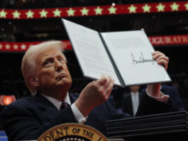トランプ大統領、連邦政府職員に週5日オフィス勤務を義務付け！テレワーク廃止で波紋広がる