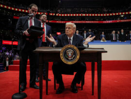 トランプ氏、バイデン前政権任命の1000人以上を追放宣言！波紋広がる人事刷新