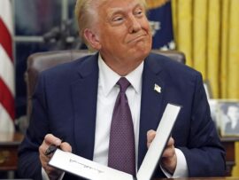 千人以上の大量解雇へ大統領令　トランプ氏、支配強化狙い