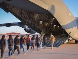 トランプ政権が不法移民の強制送還を開始　軍用機も使用　トランプ大統領「悪質な犯罪者を排除」