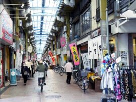 商店街のアーケード：衰退する商店街を救う鍵？