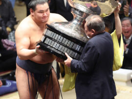 豊昇龍、初場所優勝で内閣総理大臣杯を授与！石破首相６年ぶりに国技館へ