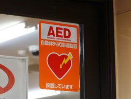 《ABEMAに疑惑》「AED人命救助したら強制わいせつで被害届」現役医師が違和感を覚えた”毛布・名刺・倒れた女性”のナゾ　広報部の回答は