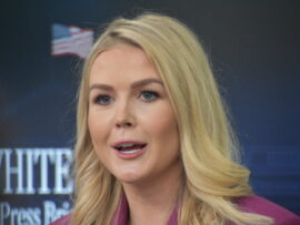 米国で目撃相次いだ謎のドローン「飛行認められていた」　報道官