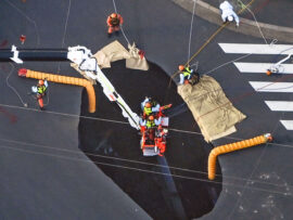 陥没にトラック転落、救助難航　埼玉・八潮、74歳の安否不明