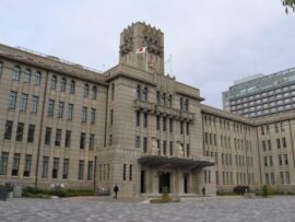 京都小学校で発生した給食残り物問題：調理員2名が減給処分に