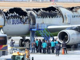 韓国・釜山の旅客機火災、機内の荷物棚から出火か　目撃者の情報報道