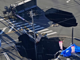 ワイヤ切れ中断、新たな陥没も　不測の事態が続出、住民不安