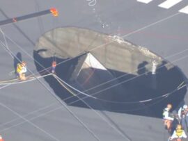 【続報】発生から1日経過も…トラック運転手（74）が車内に残され安否不明　新たな陥没発生し救助難航　周辺12の市などに水道使用控えるよう呼びかけ　埼玉・八潮市