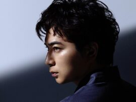 「久しぶりに見た」松本潤、68歳大河俳優と2Sで見せた〝最新姿〟が話題「髪染めてる!?」「メガネの色…」「髭気に入ってるんだね」