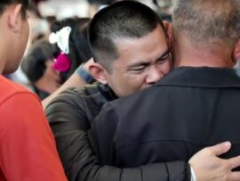 家族らと抱き合い涙…ハマス解放のタイ人人質5人が帰国　ガザ地区で1年以上にわたり拘束
