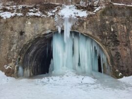 廃トンネルに咲く氷の華：京畿道の逆つらら現象